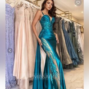 Beautiful dress never worn. It was a little big on me.